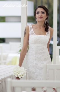 Короткое свадебное платье футляр с кружевом.