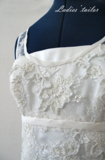 Обработка свадебного платья футляр с вышивкой.
